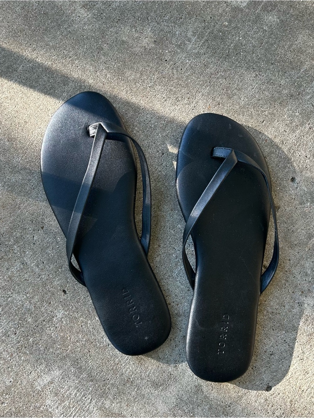 Torrid Black Leather Flip Flops 11WW NEW Sandals